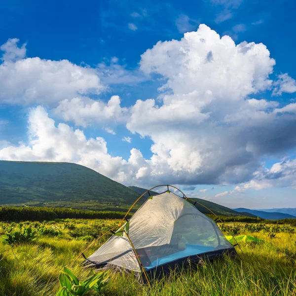 Light touristic camp among a green mountain valley — Stock Photo, Image