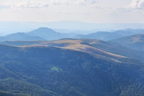 Schönes Bergplateau in blauem Nebel — Stockfoto