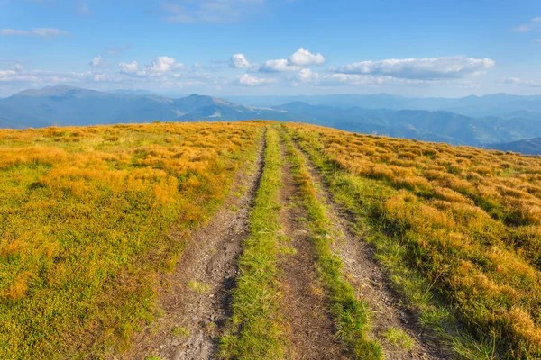 Route sur une colline au milieu d'une montagne — Photo