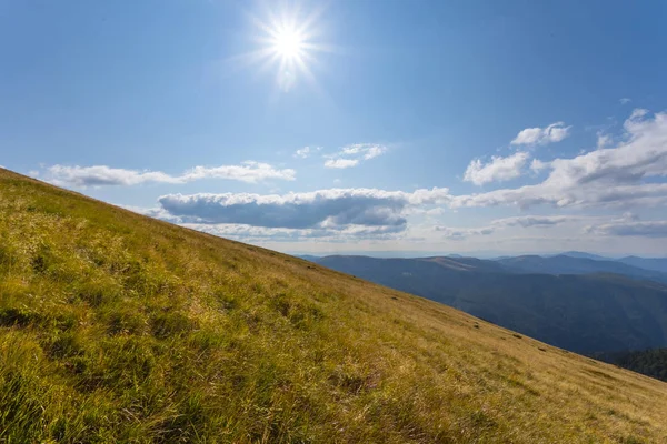 輝き太陽の下で緑の丘斜面 — ストック写真