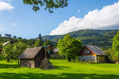 bir dağ Vadisi arasında küçük bir köy