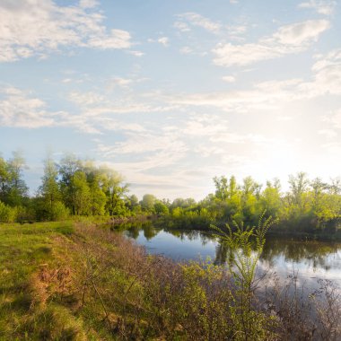 güzel bir akşam nehir gün batımında