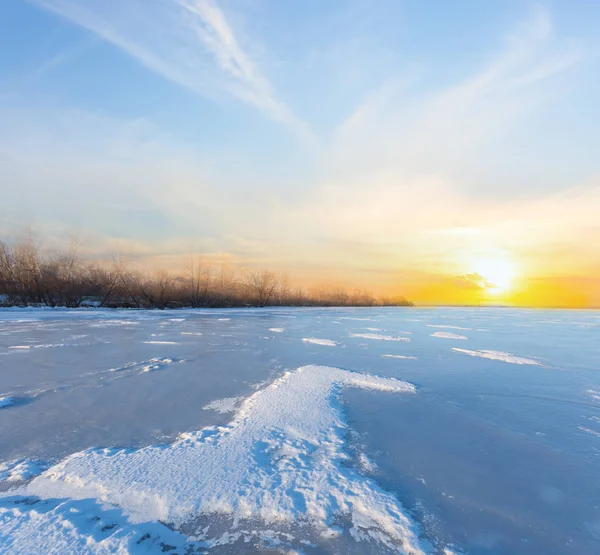 Coucher de soleil sur une rivière gelée d'hiver — Photo