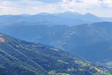 Mavi yaz dağ manzarası