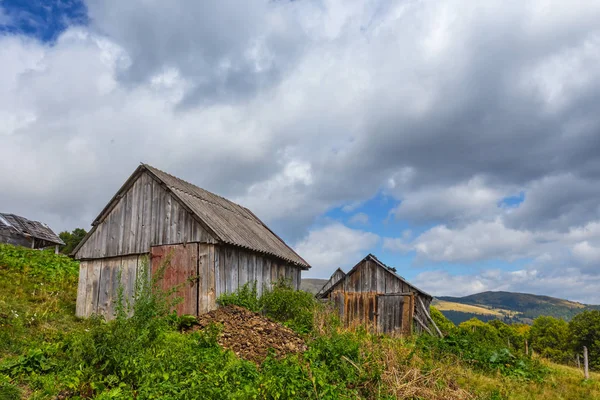Malý dřevěný dům na svahu Zelená Hora — Stock fotografie