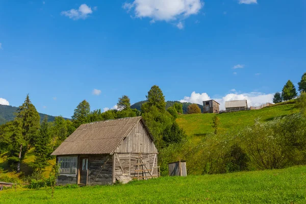 Malé horské vesnici krajina — Stock fotografie