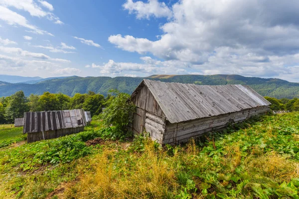 Piccola fattoria su un pendio di montagna — Foto Stock