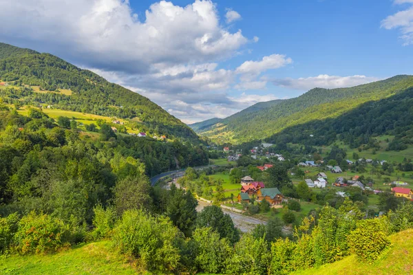 Petit village dans une vallée de montagne verdoyante, Carpates Ukraine — Photo