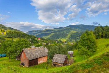bir bulutlu gökyüzü altında küçük dağ köyü