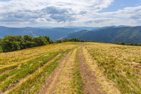 Krásná horská krajina, cesta přes kopce — Stock fotografie