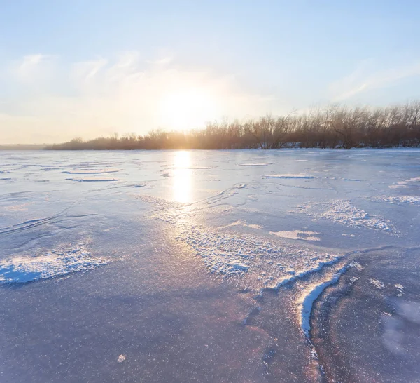 Захід сонця над замерзлим озером — стокове фото