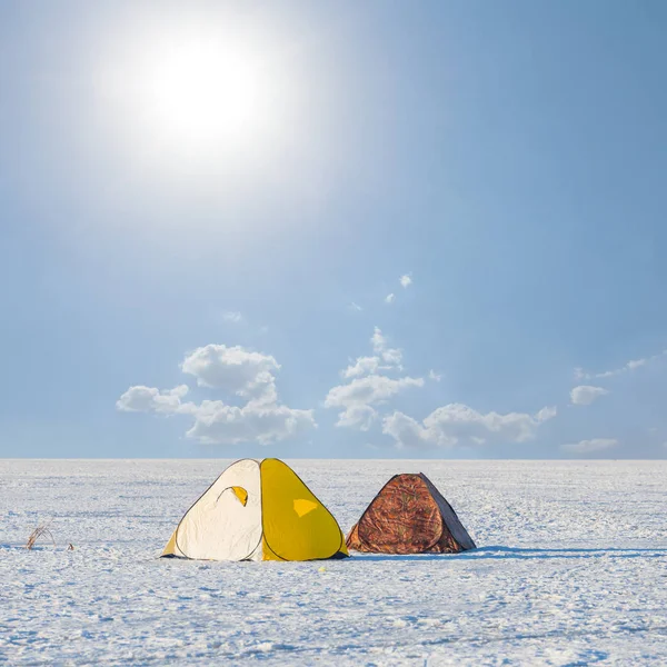 Turystyczne camp wśród śniegiem zwykły pod sun iskierka — Zdjęcie stockowe