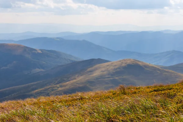 Pente d'une colline dans une herbe au milieu d'une montagne — Photo