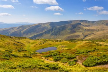 bir dağlar arasında küçük bir göl