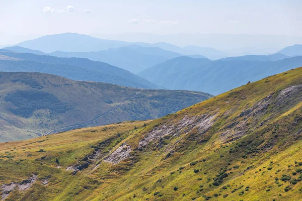 Pendio di monte verde in un'erba — Foto Stock