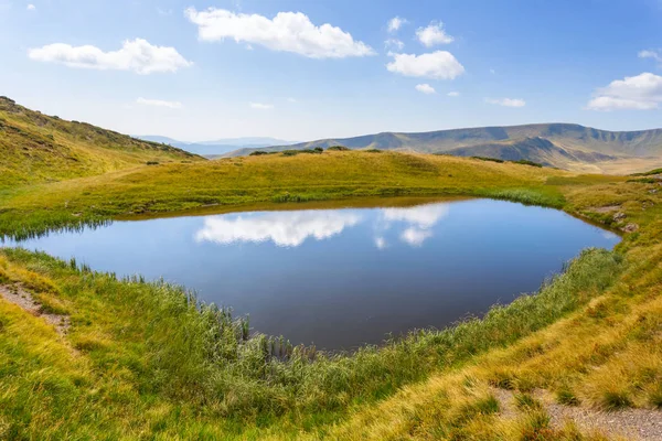 Piękne błękitne jezioro ciche w misce mountain — Zdjęcie stockowe