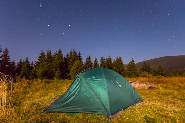 Acampamento turístico à noite — Fotografia de Stock