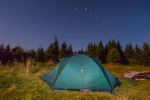 Turistiska läger på en skog glänta på natten — Stockfoto