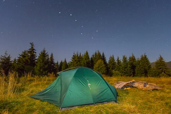 Bir orman glade geceleri tourisric kamp — Stok fotoğraf