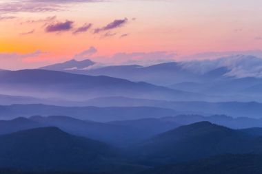 akşam dağ vadisinde bir mavi sis