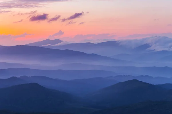 Soir vallée de montagne dans une brume bleue — Photo