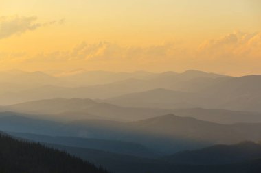 alacakaranlıkta dağ Vadisi