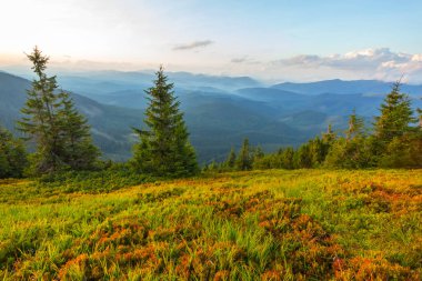 gün batımında sonbahar dağlar