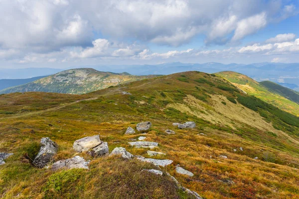 sonbahar dağ manzarası, bir bulutlu gökyüzü altında kuru hills