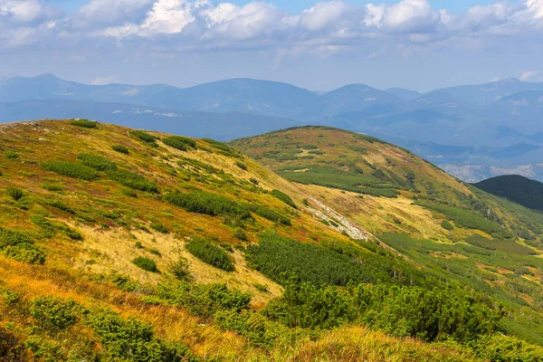 Cresta di montagna sotto un cielo nuvoloso — Foto Stock