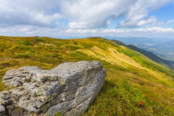 Obrovský kámen na svahu hory — Stock fotografie