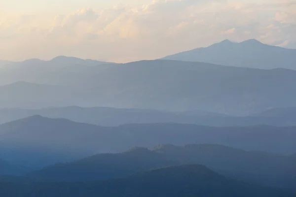 在黄昏的朦胧山山谷 — 图库照片