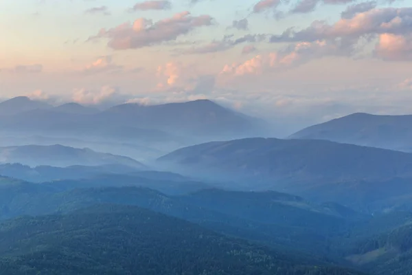 夕方、青い霧の山の尾根 — ストック写真