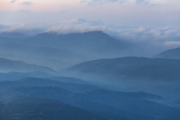 Kvällen bergslandskap i en blå dimma — Stockfoto