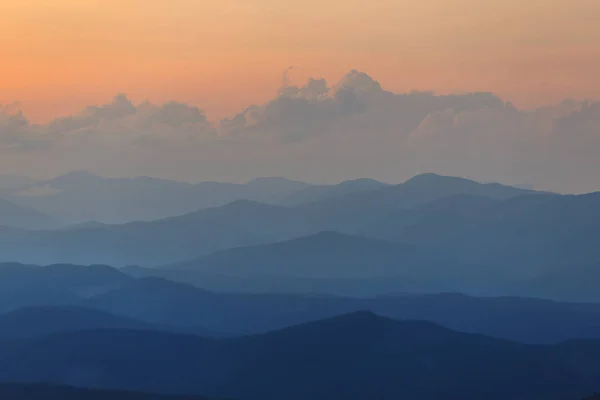 Abendliche Berglandschaft in der Abenddämmerung — Stockfoto