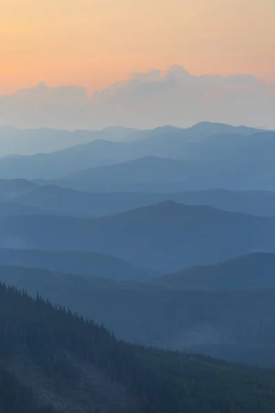 Valle nublado de la montaña al atardecer — Foto de Stock