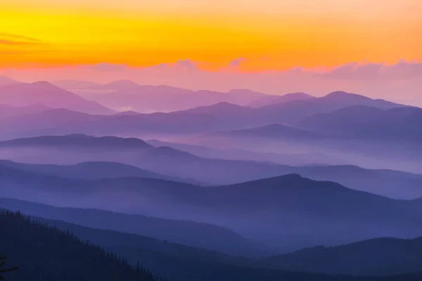 Горная долина в голубом тумане на закате — стоковое фото