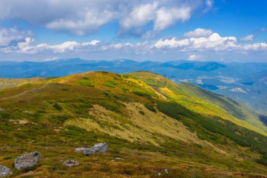 Yeşil dağ sırtı görüntülemek