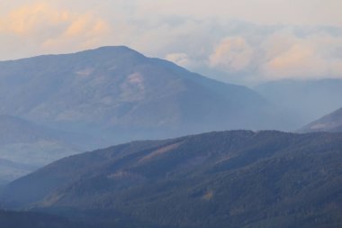 dağ manzara mavi bir siste akşam