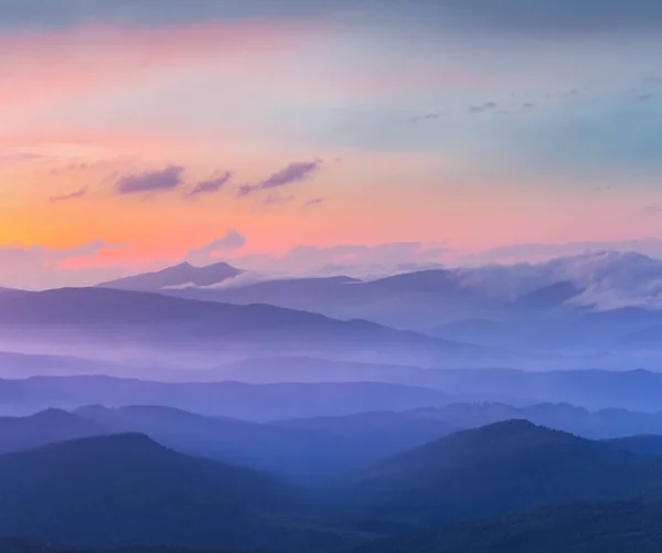 Misty mountain večerní krajina — Stock fotografie
