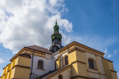 closeup Tapınağı çatı mavi bulutlu gökyüzü arka plan üzerinde