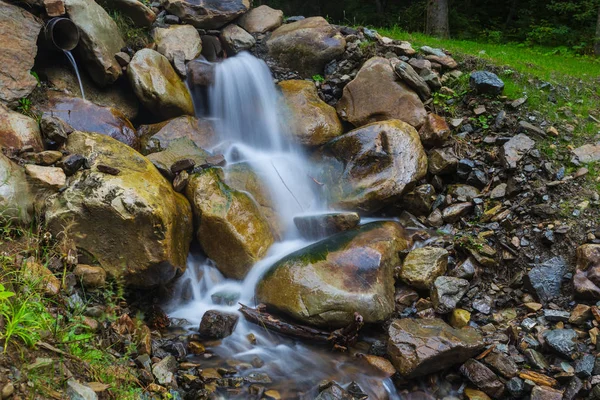 Крупним планом невеликий водоспад в горі — стокове фото