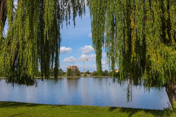 Blick auf einen blauen See in einer Stadt — Stockfoto