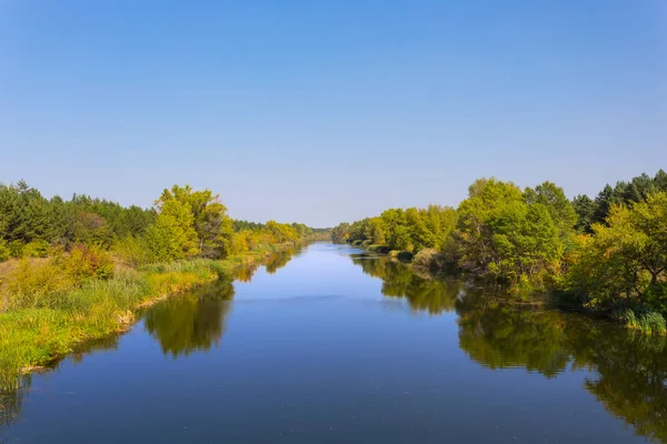 Rustige irrigatiekanaal verlaten veel — Stockfoto