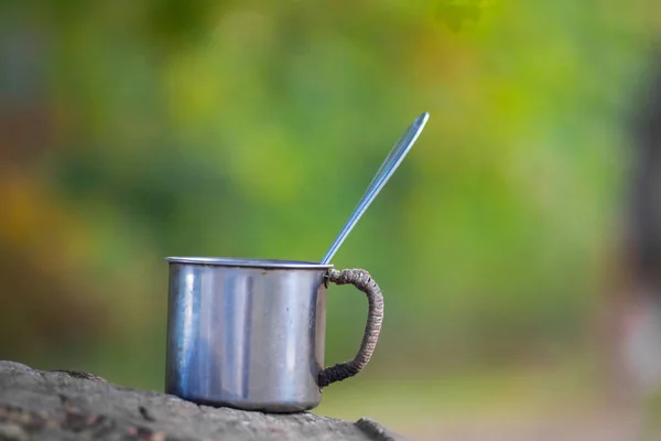 Closeup mug and spoon  on a stump — Stock Photo, Image