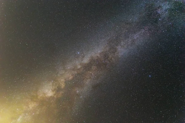 Natthimlen med ett Vintergatan landskap — Stockfoto