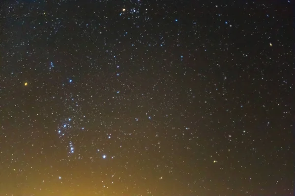 Constelación de Orión sobre un fondo de cielo estrellado nocturno — Foto de Stock