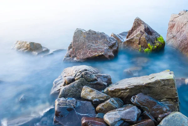 Closeup stenen in het water, de rustige zee baai — Stockfoto