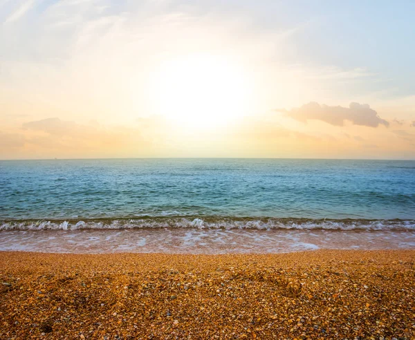Spiaggia sabbiosa al tramonto — Foto Stock