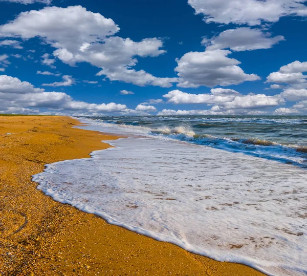 Letní moře zálivu pod zamračenou oblohou — Stock fotografie