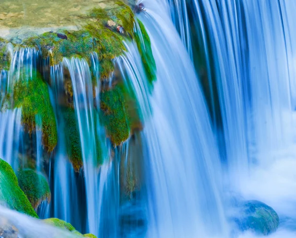Gros plan petite cascade sur une rivière de montagne — Photo